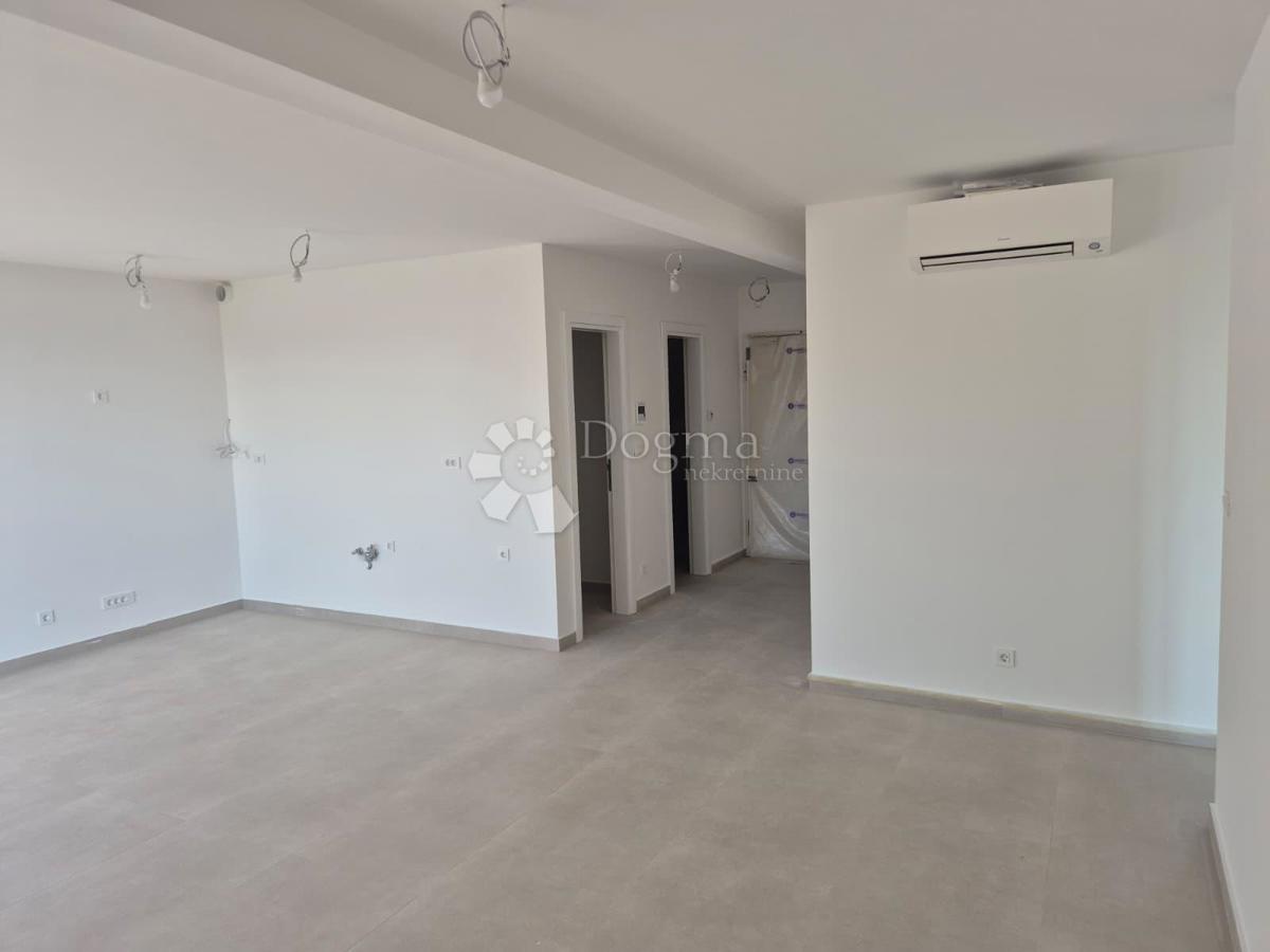 NUOVA COSTRUZIONE  – APPARTAMENTO MODERNO CON BALCONE E VISTA MARE, A MENO DI 150 m DALLA SPIAGGIA – OKRUG GORNJI