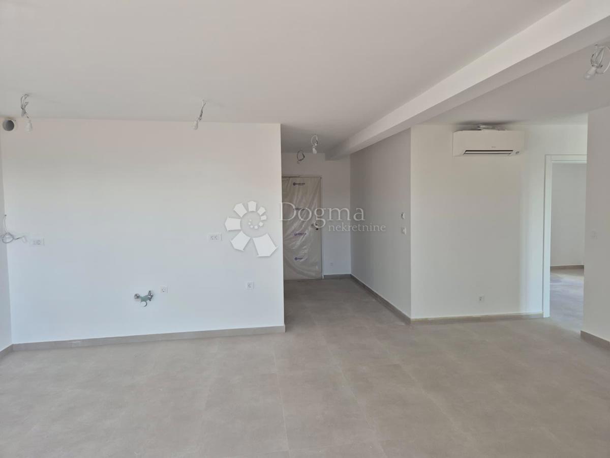 NUOVA COSTRUZIONE  – APPARTAMENTO MODERNO CON BALCONE E VISTA MARE, A MENO DI 150 m DALLA SPIAGGIA – OKRUG GORNJI