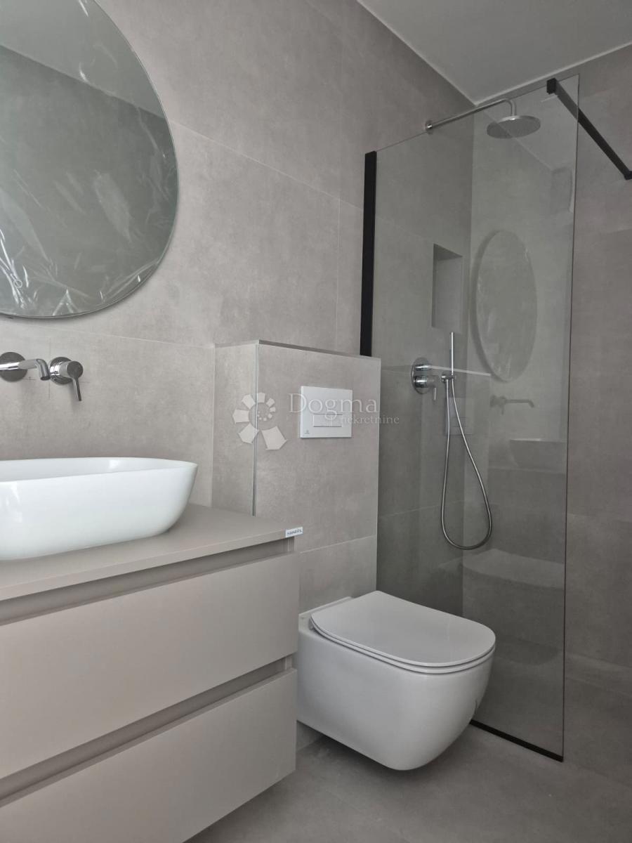 NUOVA COSTRUZIONE  – APPARTAMENTO MODERNO CON BALCONE E VISTA MARE, A MENO DI 150 m DALLA SPIAGGIA – OKRUG GORNJI