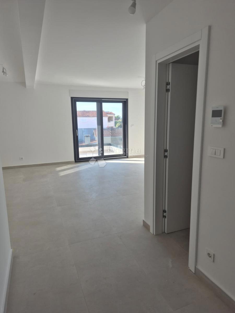 NUOVA COSTRUZIONE  – APPARTAMENTO MODERNO CON BALCONE E VISTA MARE, A MENO DI 150 m DALLA SPIAGGIA – OKRUG GORNJI