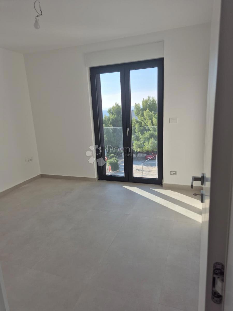 NUOVA COSTRUZIONE  – APPARTAMENTO MODERNO CON BALCONE E VISTA MARE, A MENO DI 150 m DALLA SPIAGGIA – OKRUG GORNJI