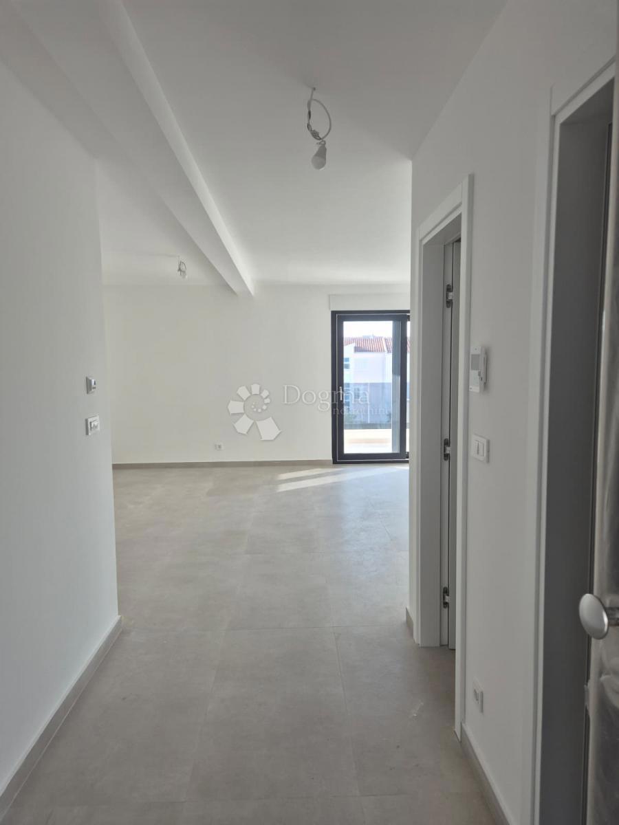 NUOVA COSTRUZIONE  – APPARTAMENTO MODERNO CON BALCONE E VISTA MARE, A MENO DI 150 m DALLA SPIAGGIA – OKRUG GORNJI