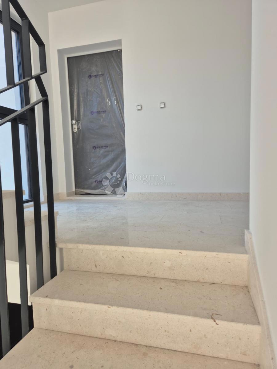 NUOVA COSTRUZIONE  – APPARTAMENTO MODERNO CON BALCONE E VISTA MARE, A MENO DI 150 m DALLA SPIAGGIA – OKRUG GORNJI