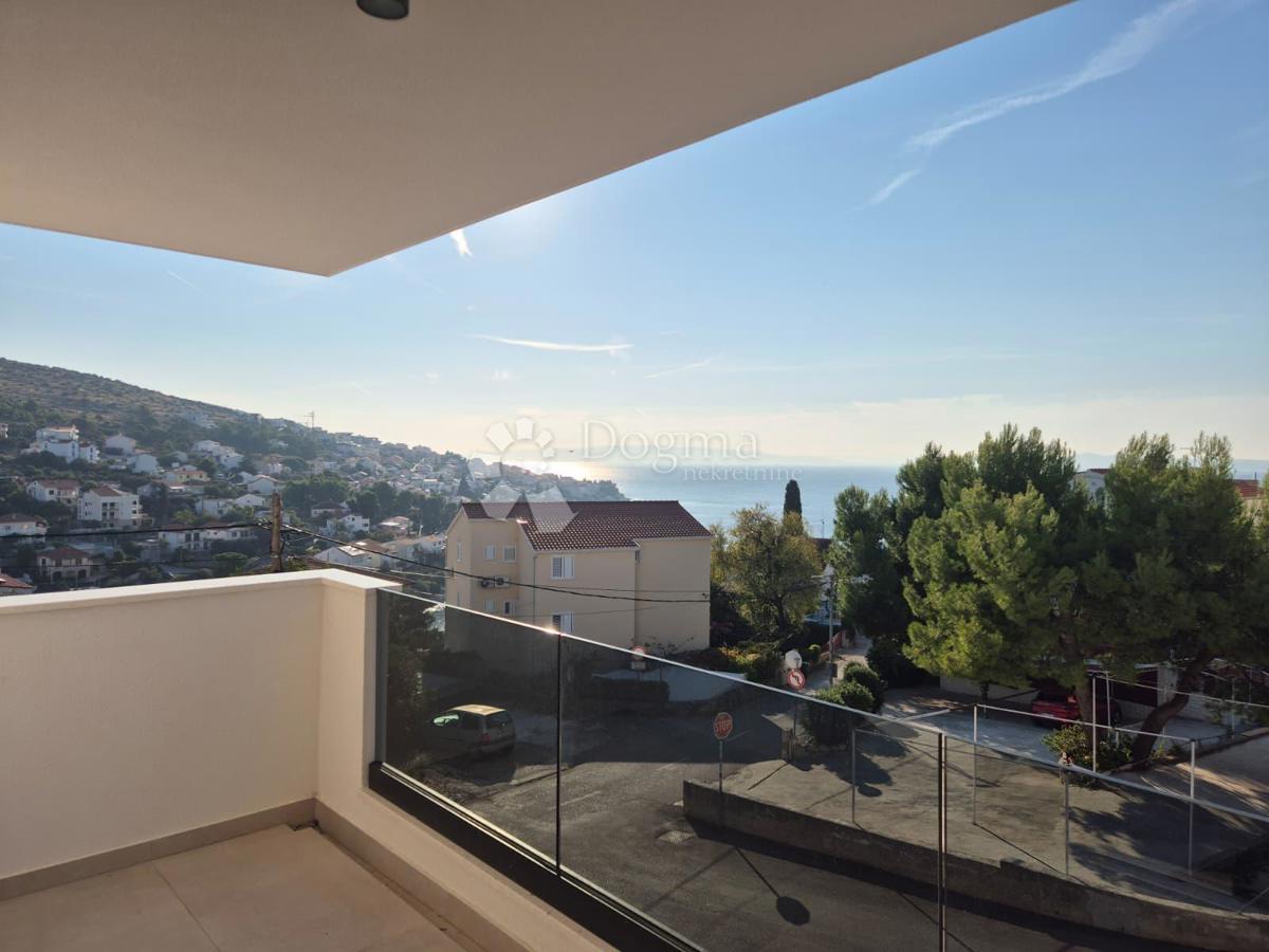 NUOVA COSTRUZIONE  – APPARTAMENTO MODERNO CON BALCONE E VISTA MARE, A MENO DI 150 m DALLA SPIAGGIA – OKRUG GORNJI