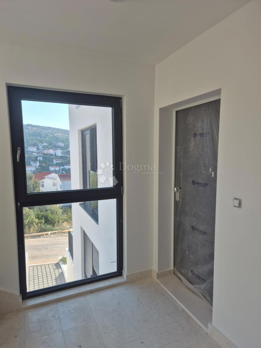 NUOVA COSTRUZIONE  – APPARTAMENTO MODERNO CON BALCONE E VISTA MARE, A MENO DI 150 m DALLA SPIAGGIA – OKRUG GORNJI