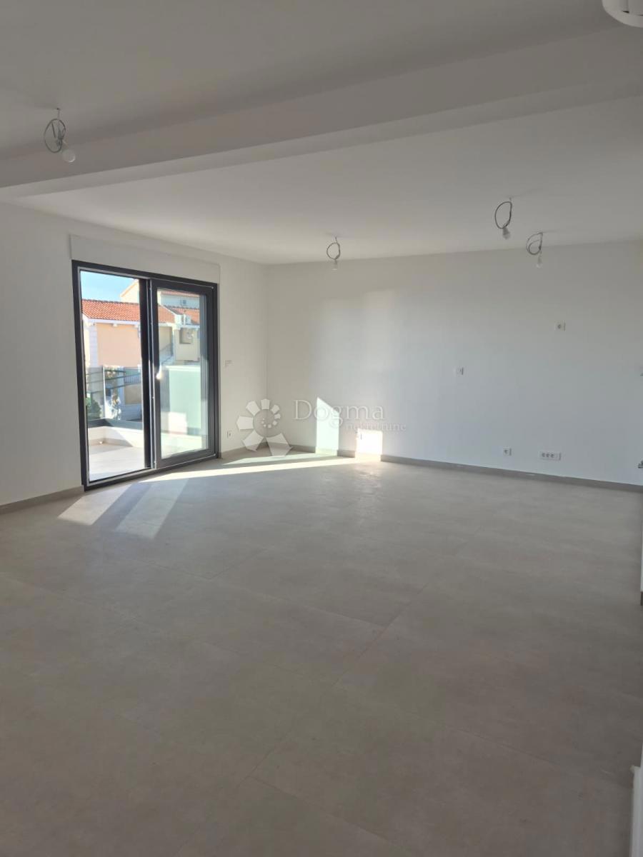 NUOVA COSTRUZIONE  – APPARTAMENTO MODERNO CON BALCONE E VISTA MARE, A MENO DI 150 m DALLA SPIAGGIA – OKRUG GORNJI