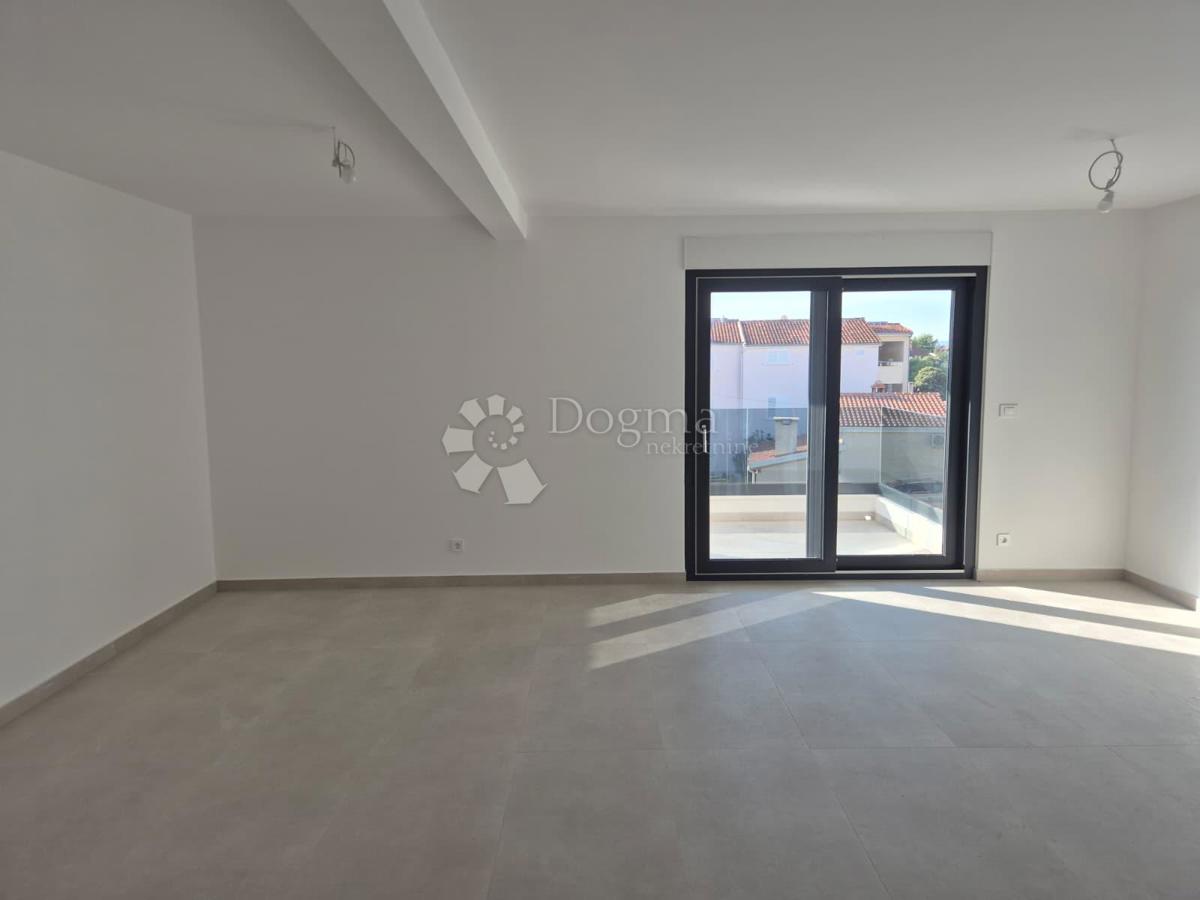 NUOVA COSTRUZIONE  – APPARTAMENTO MODERNO CON BALCONE E VISTA MARE, A MENO DI 150 m DALLA SPIAGGIA – OKRUG GORNJI