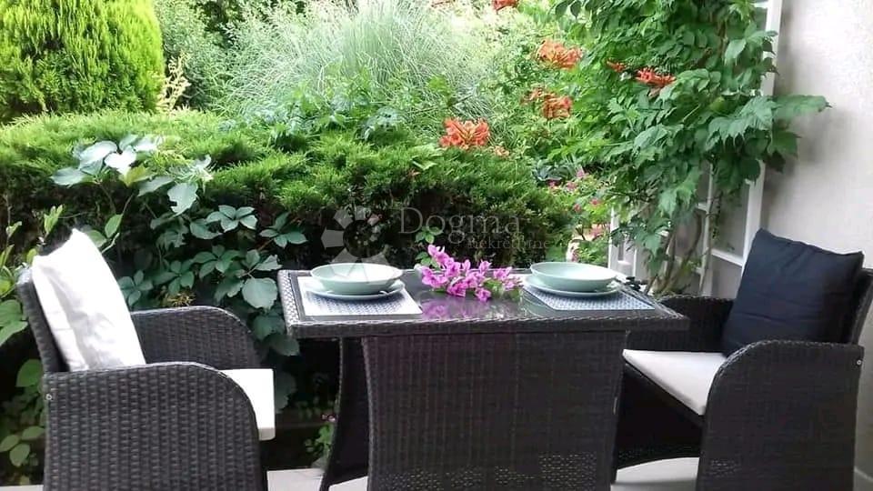 Lussuoso monolocale con giardino e terrazza, a 200 m dal mare
