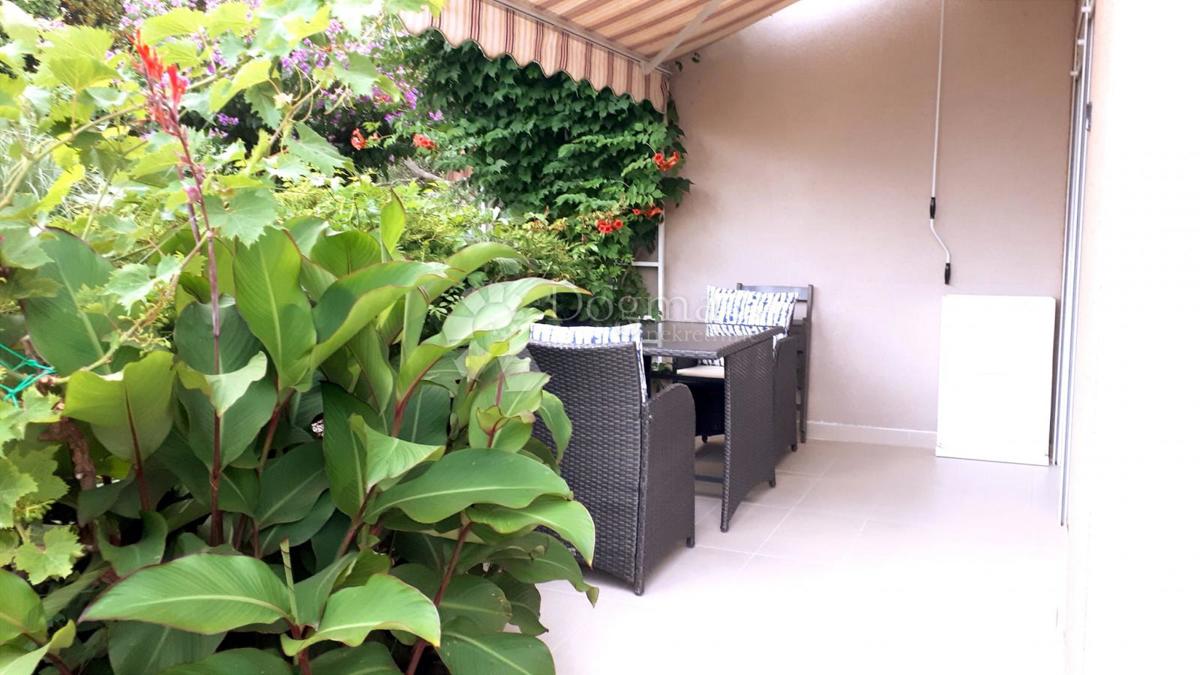 Lussuoso monolocale con giardino e terrazza, a 200 m dal mare