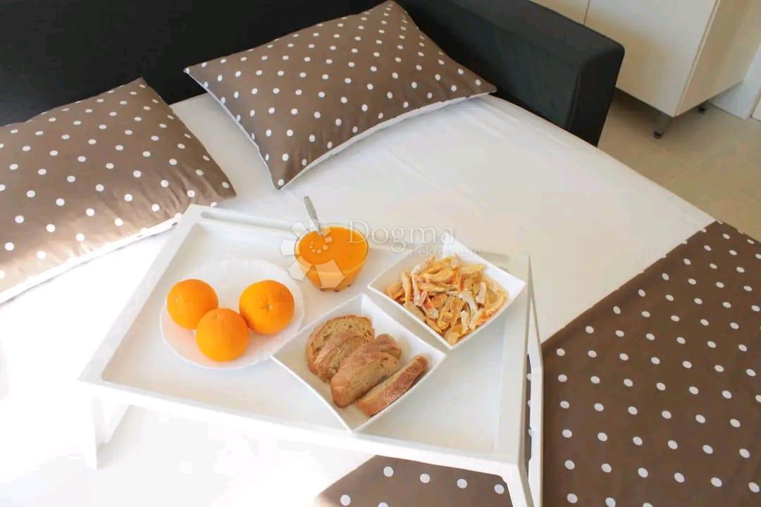 Lussuoso monolocale con giardino e terrazza, a 200 m dal mare