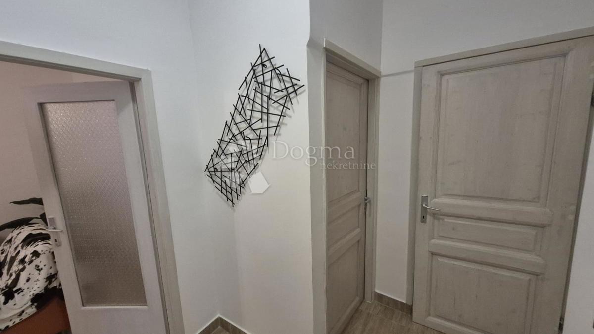 Appartamento vicino alla Facoltà di Economia di Pola, superficie 67,2 m2 con permesso d'uso