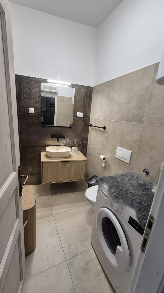 Appartamento vicino alla Facoltà di Economia di Pola, superficie 67,2 m2 con permesso d'uso