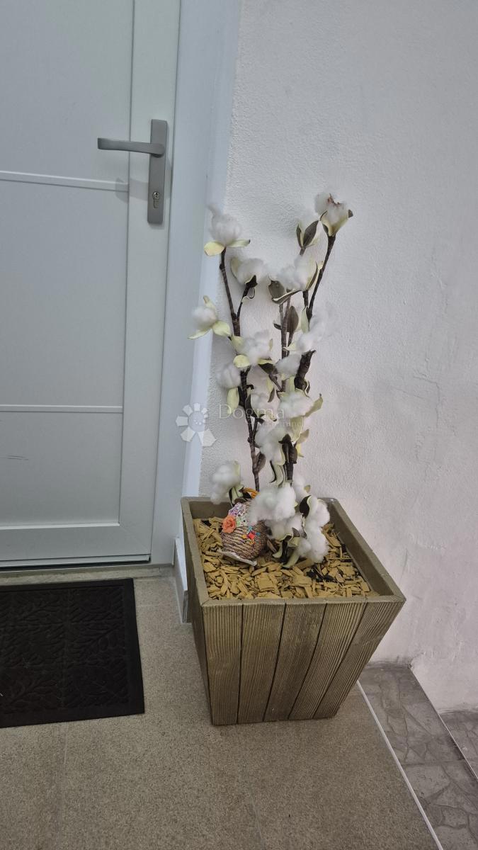 Appartamento vicino alla Facoltà di Economia di Pola, superficie 67,2 m2 con permesso d'uso