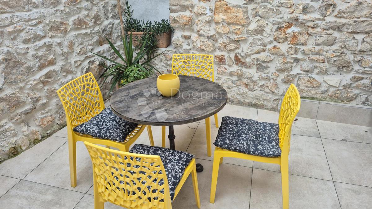 Appartamento vicino alla Facoltà di Economia di Pola, superficie 67,2 m2 con permesso d'uso