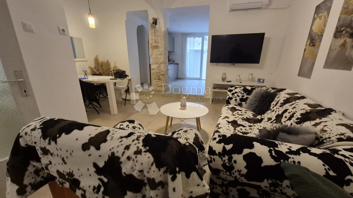 Appartamento vicino alla Facoltà di Economia di Pola, superficie 67,2 m2 con permesso d'uso