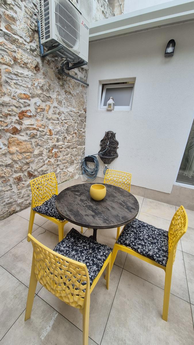 Appartamento vicino alla Facoltà di Economia di Pola, superficie 67,2 m2 con permesso d'uso