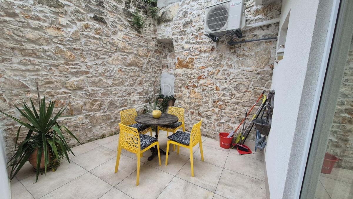 Appartamento vicino alla Facoltà di Economia di Pola, superficie 67,2 m2 con permesso d'uso