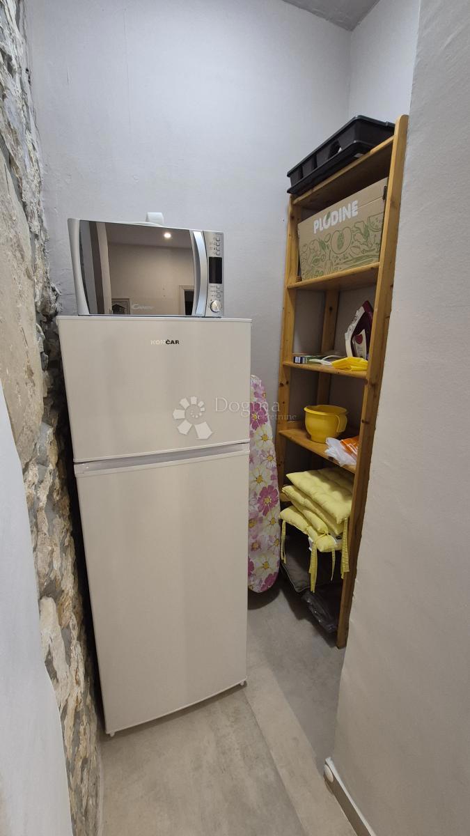 Appartamento vicino alla Facoltà di Economia di Pola, superficie 67,2 m2 con permesso d'uso