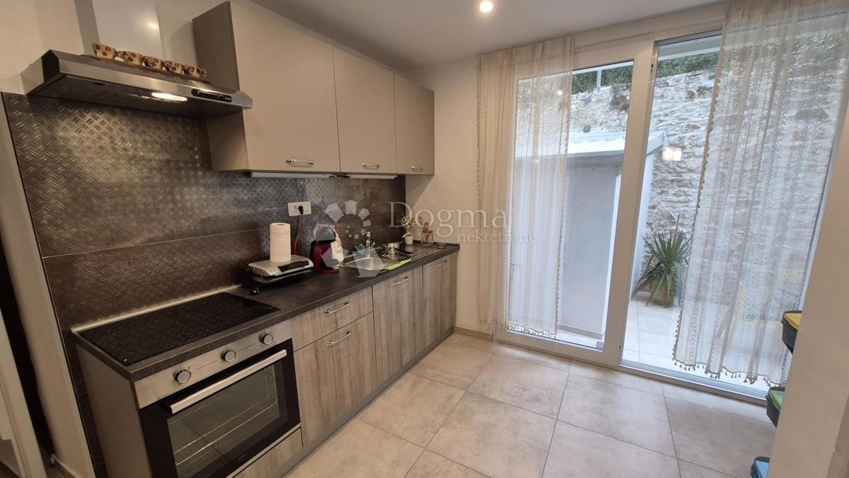 Appartamento vicino alla Facoltà di Economia di Pola, superficie 67,2 m2 con permesso d'uso