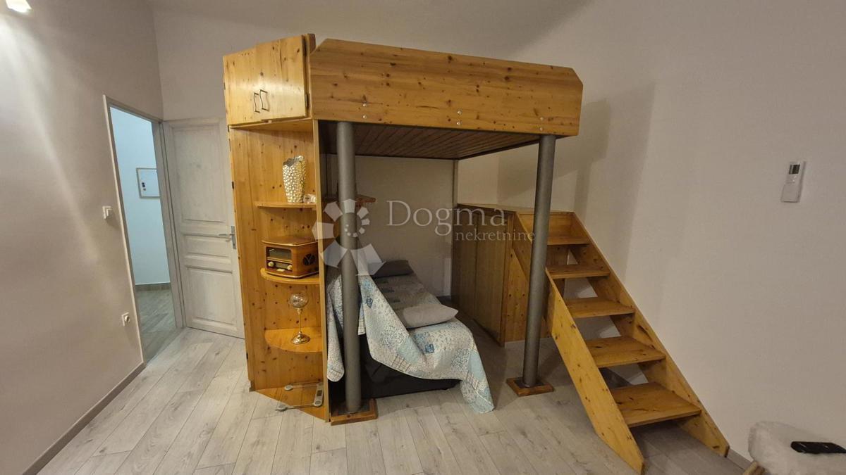 Appartamento vicino alla Facoltà di Economia di Pola, superficie 67,2 m2 con permesso d'uso