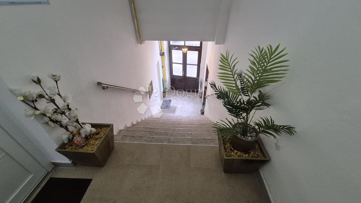 Appartamento vicino alla Facoltà di Economia di Pola, superficie 67,2 m2 con permesso d'uso