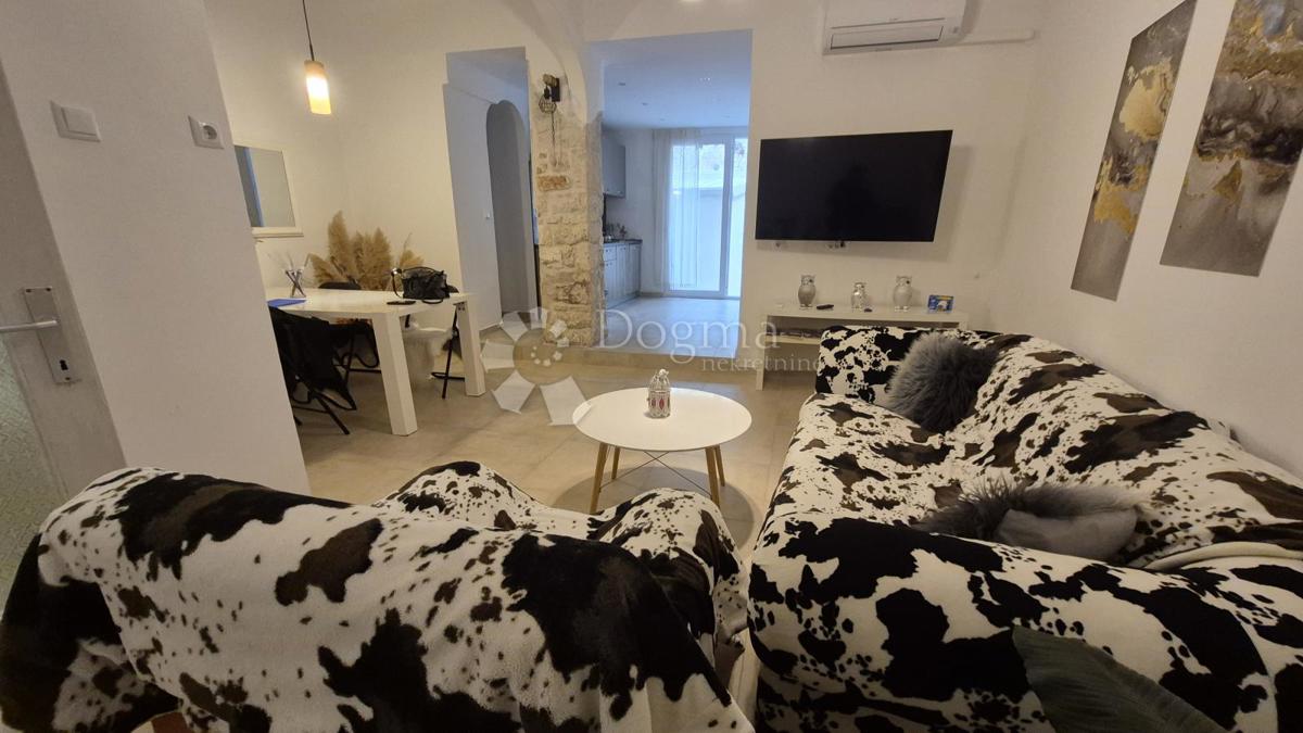 Appartamento vicino alla Facoltà di Economia di Pola, superficie 67,2 m2 con permesso d'uso