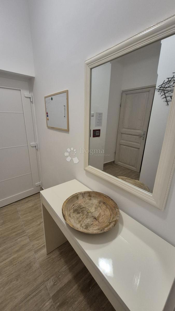 Appartamento vicino alla Facoltà di Economia di Pola, superficie 67,2 m2 con permesso d'uso