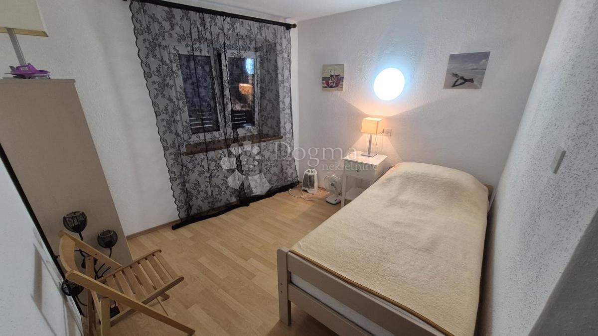 Appartamento vicino alla Facoltà di Economia di Pola, superficie 67,2 m2 con permesso d'uso