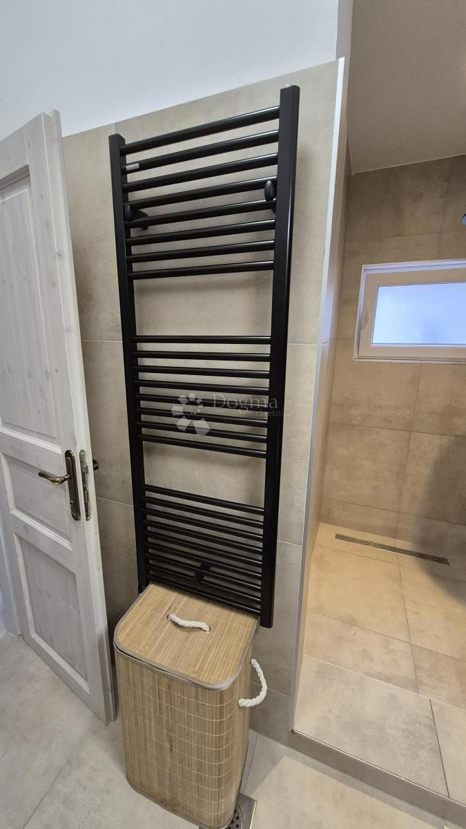 Appartamento vicino alla Facoltà di Economia di Pola, superficie 67,2 m2 con permesso d'uso