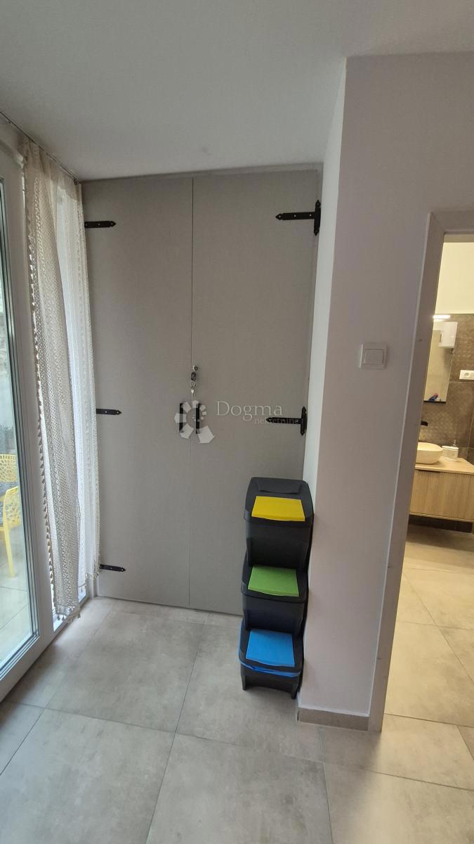 Appartamento vicino alla Facoltà di Economia di Pola, superficie 67,2 m2 con permesso d'uso