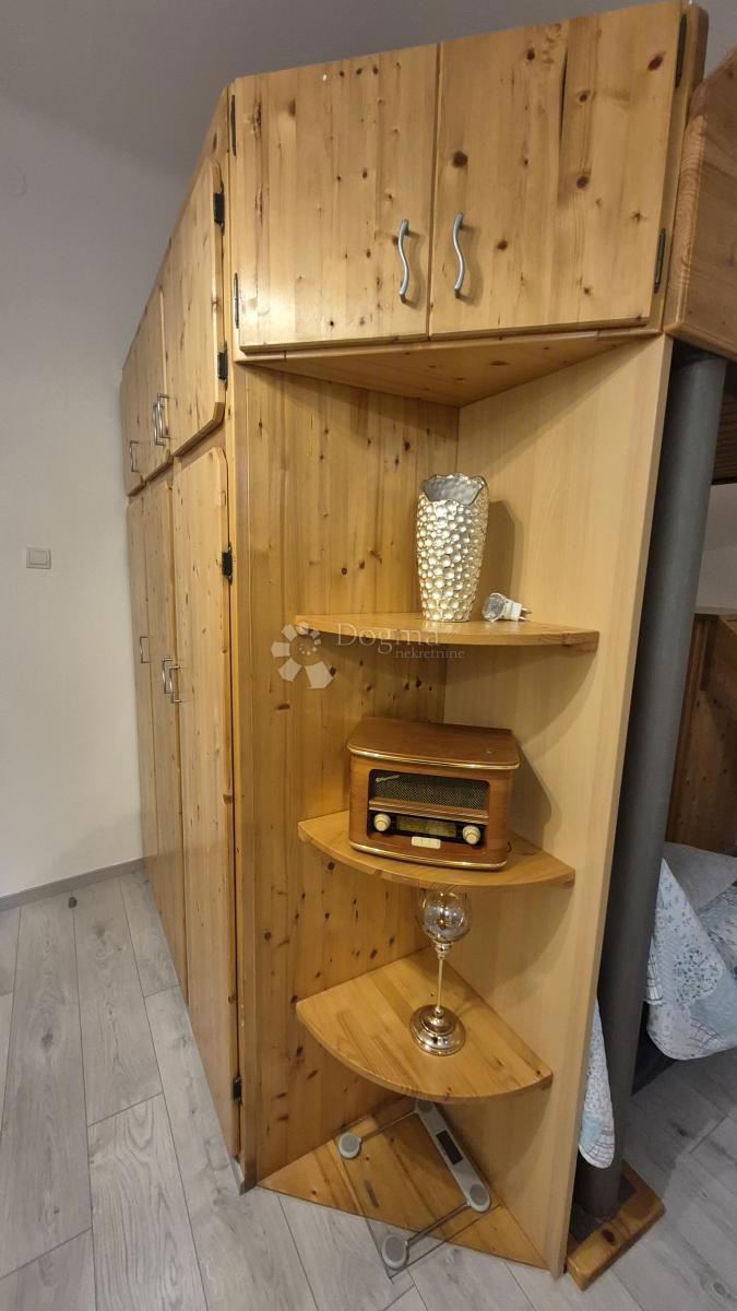 Appartamento vicino alla Facoltà di Economia di Pola, superficie 67,2 m2 con permesso d'uso