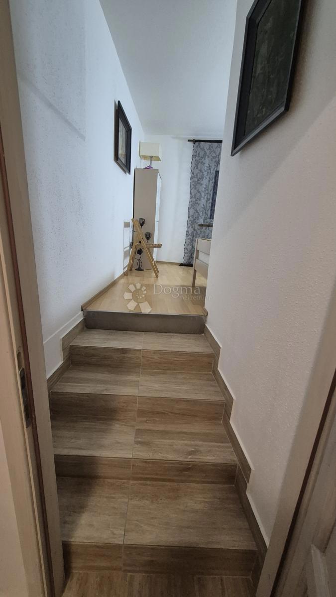 Appartamento vicino alla Facoltà di Economia di Pola, superficie 67,2 m2 con permesso d'uso