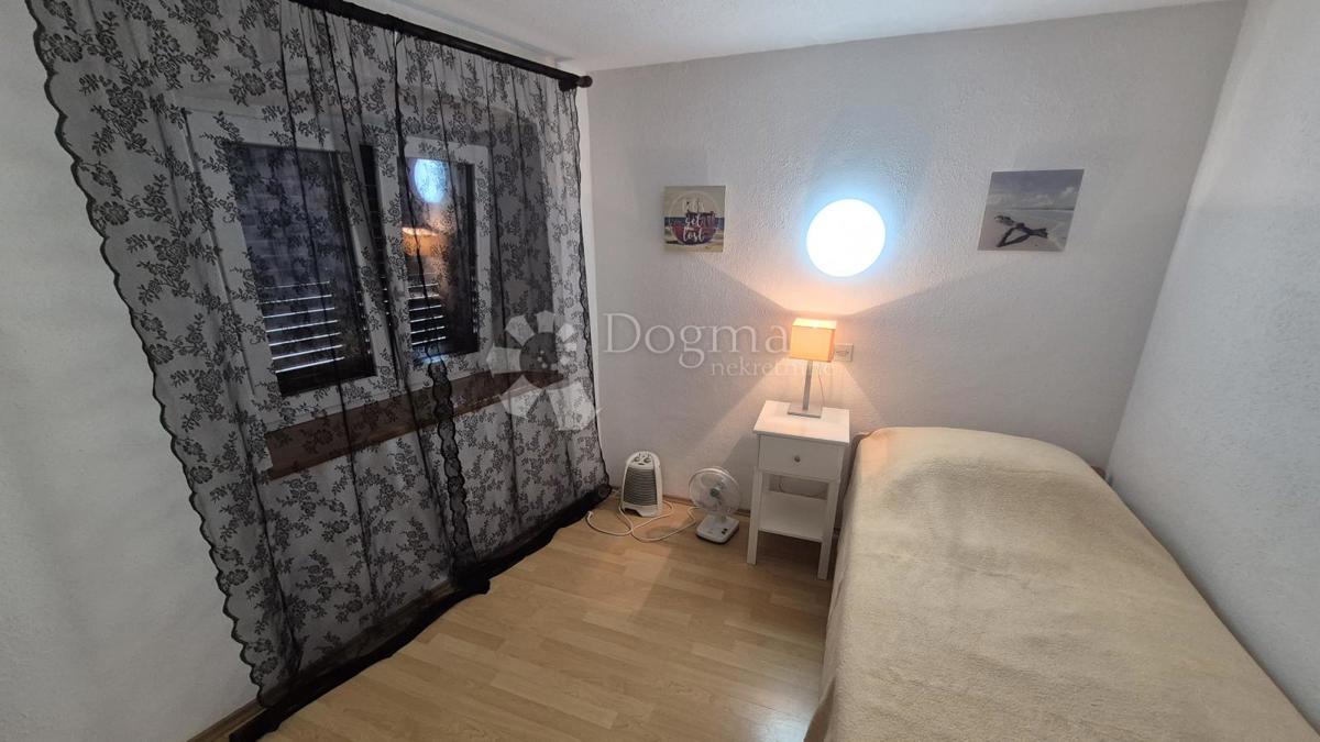 Appartamento vicino alla Facoltà di Economia di Pola, superficie 67,2 m2 con permesso d'uso