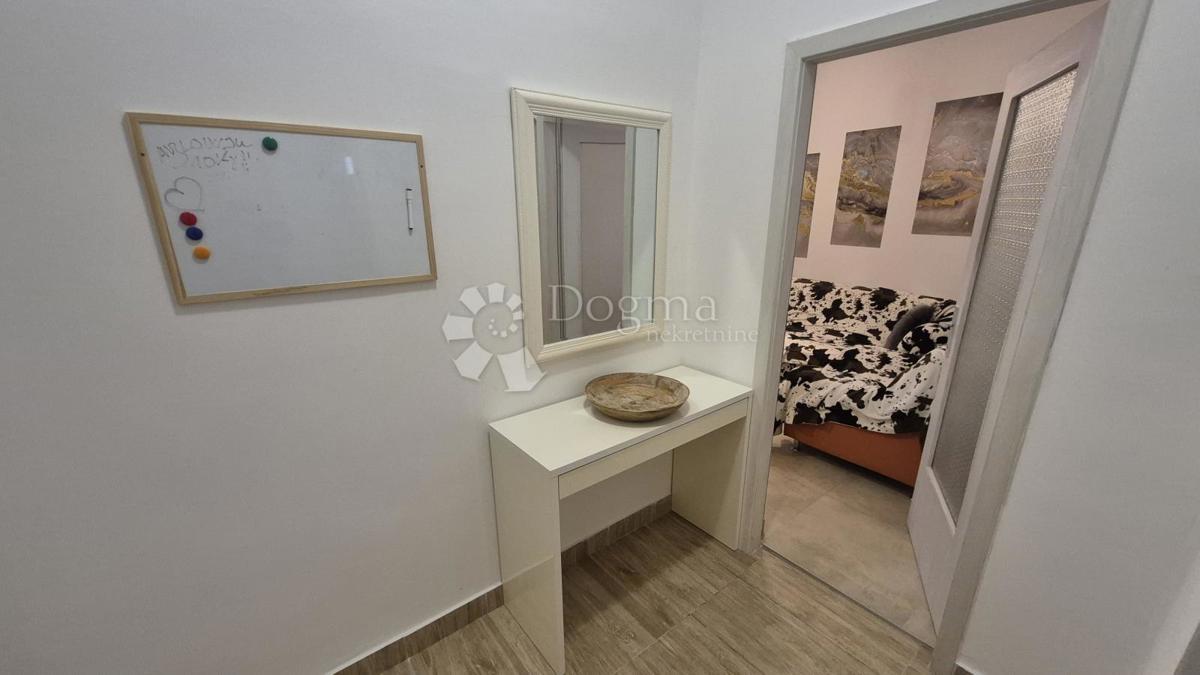 Appartamento vicino alla Facoltà di Economia di Pola, superficie 67,2 m2 con permesso d'uso