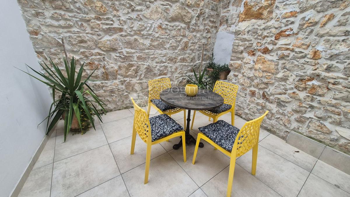 Appartamento vicino alla Facoltà di Economia di Pola, superficie 67,2 m2 con permesso d'uso