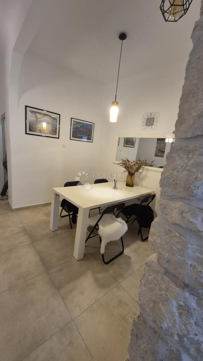 Appartamento vicino alla Facoltà di Economia di Pola, superficie 67,2 m2 con permesso d'uso