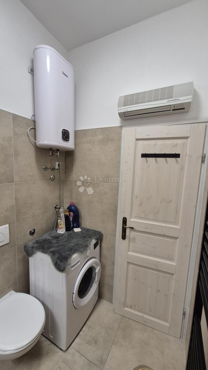 Appartamento vicino alla Facoltà di Economia di Pola, superficie 67,2 m2 con permesso d'uso