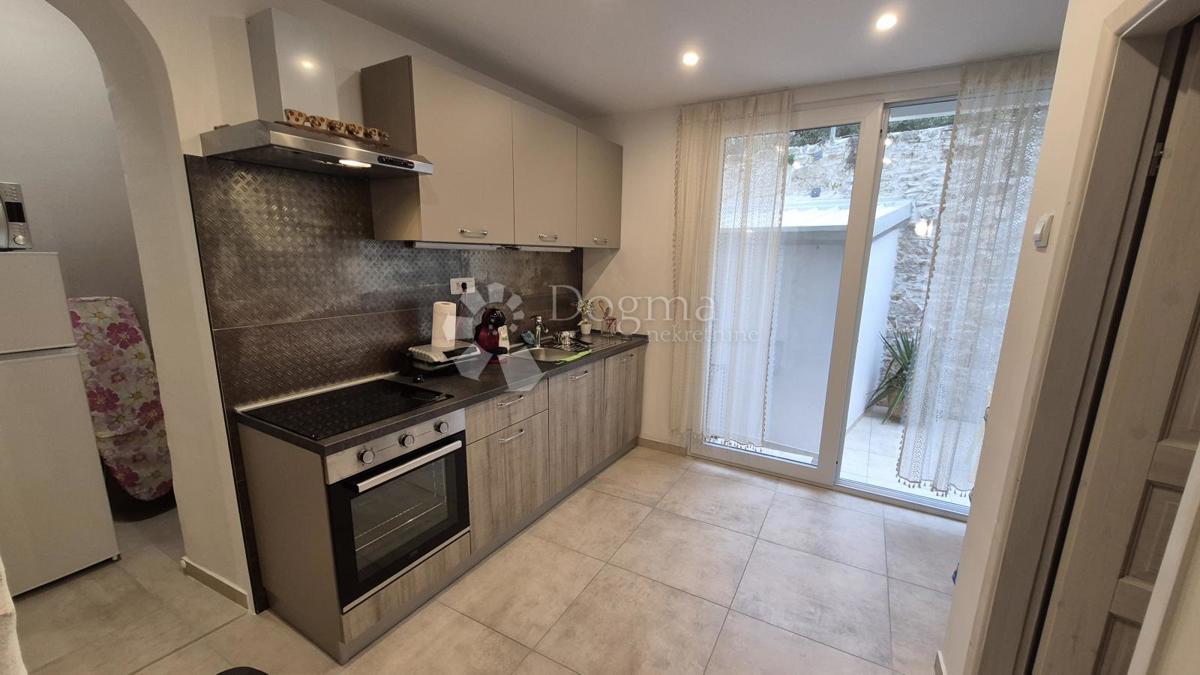 Appartamento vicino alla Facoltà di Economia di Pola, superficie 67,2 m2 con permesso d'uso