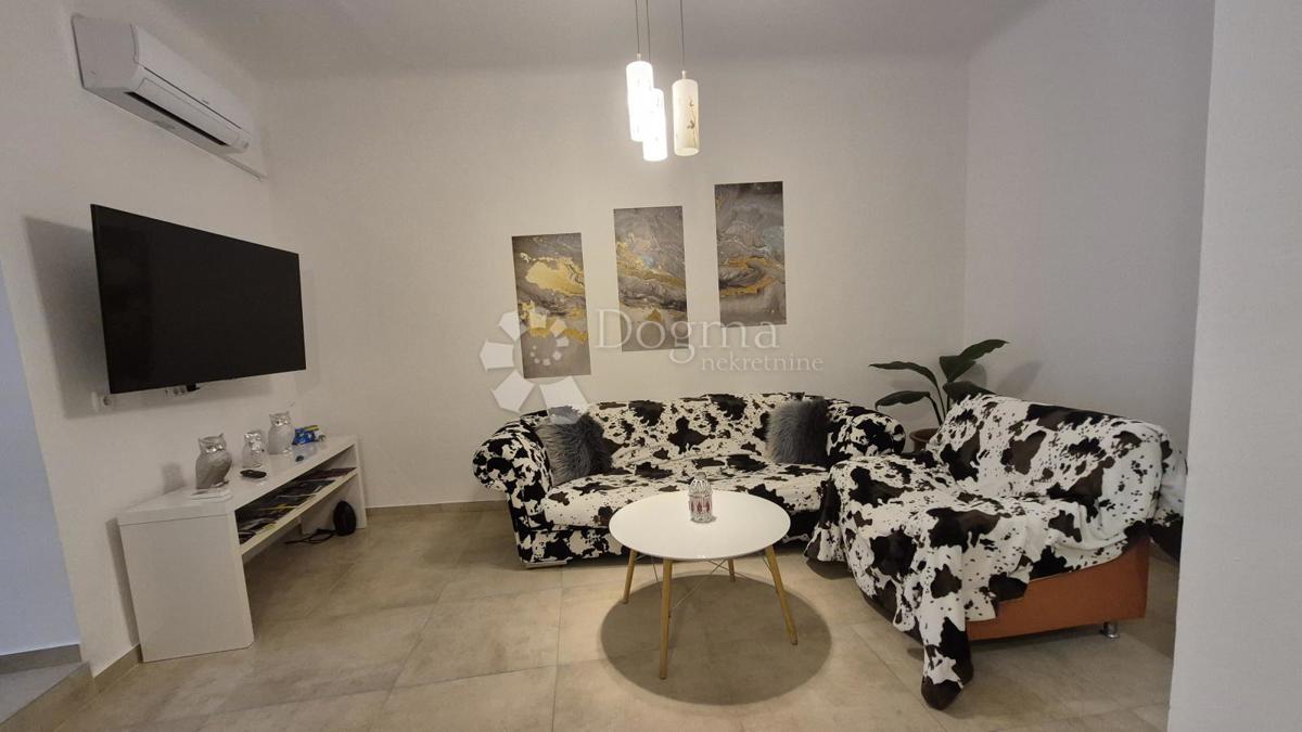 Appartamento vicino alla Facoltà di Economia di Pola, superficie 67,2 m2 con permesso d'uso