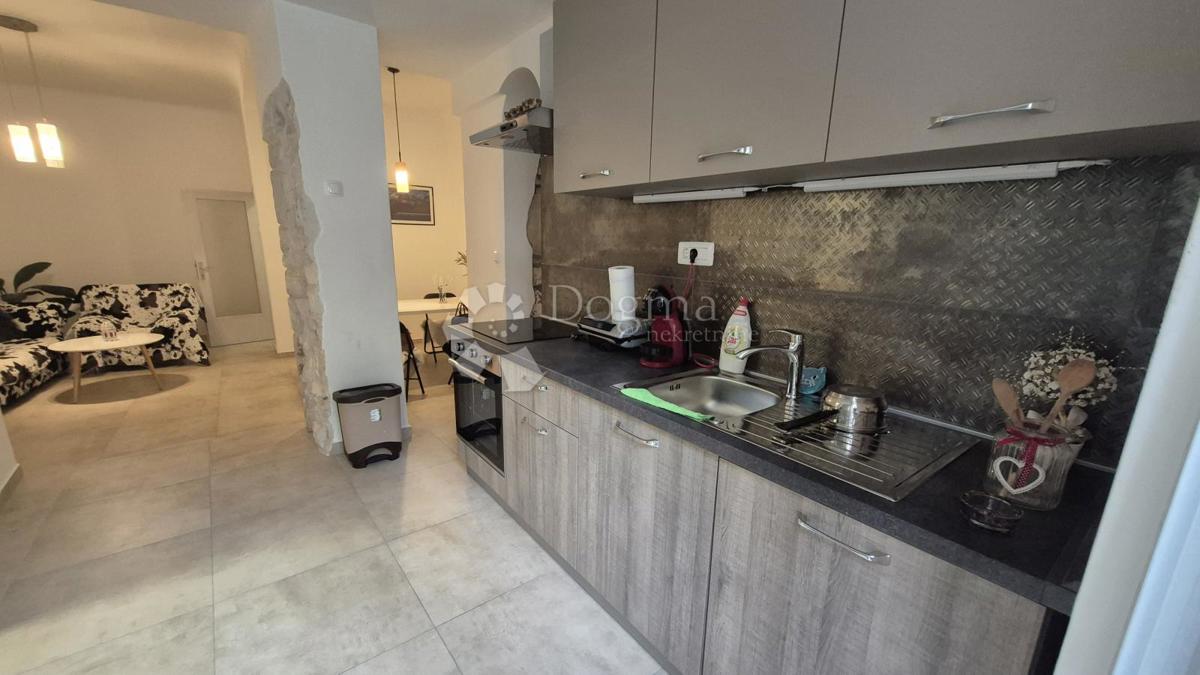 Appartamento vicino alla Facoltà di Economia di Pola, superficie 67,2 m2 con permesso d'uso