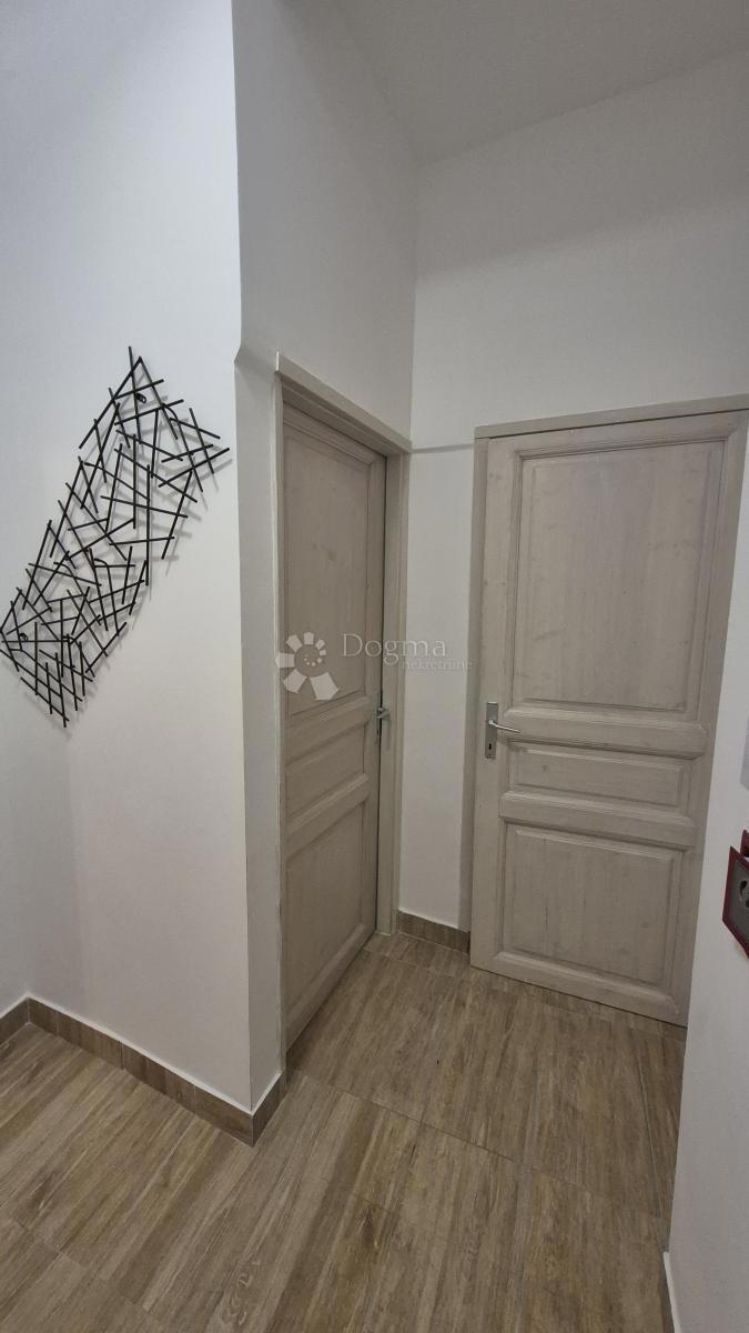 Appartamento vicino alla Facoltà di Economia di Pola, superficie 67,2 m2 con permesso d'uso