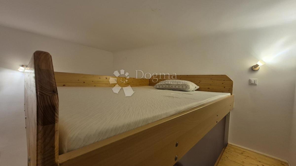 Appartamento vicino alla Facoltà di Economia di Pola, superficie 67,2 m2 con permesso d'uso