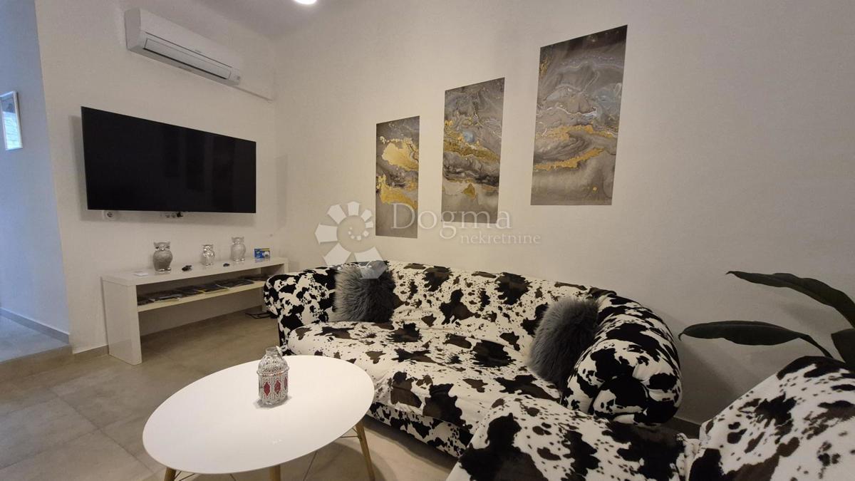 Appartamento vicino alla Facoltà di Economia di Pola, superficie 67,2 m2 con permesso d'uso