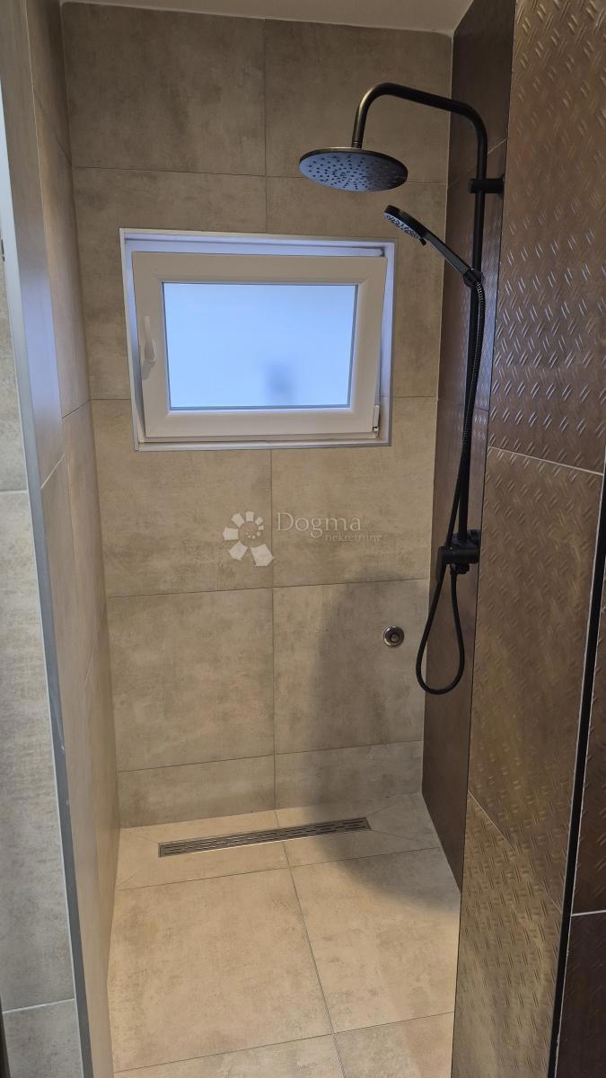 Appartamento vicino alla Facoltà di Economia di Pola, superficie 67,2 m2 con permesso d'uso