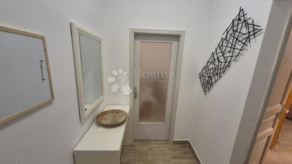 Appartamento vicino alla Facoltà di Economia di Pola, superficie 67,2 m2 con permesso d'uso