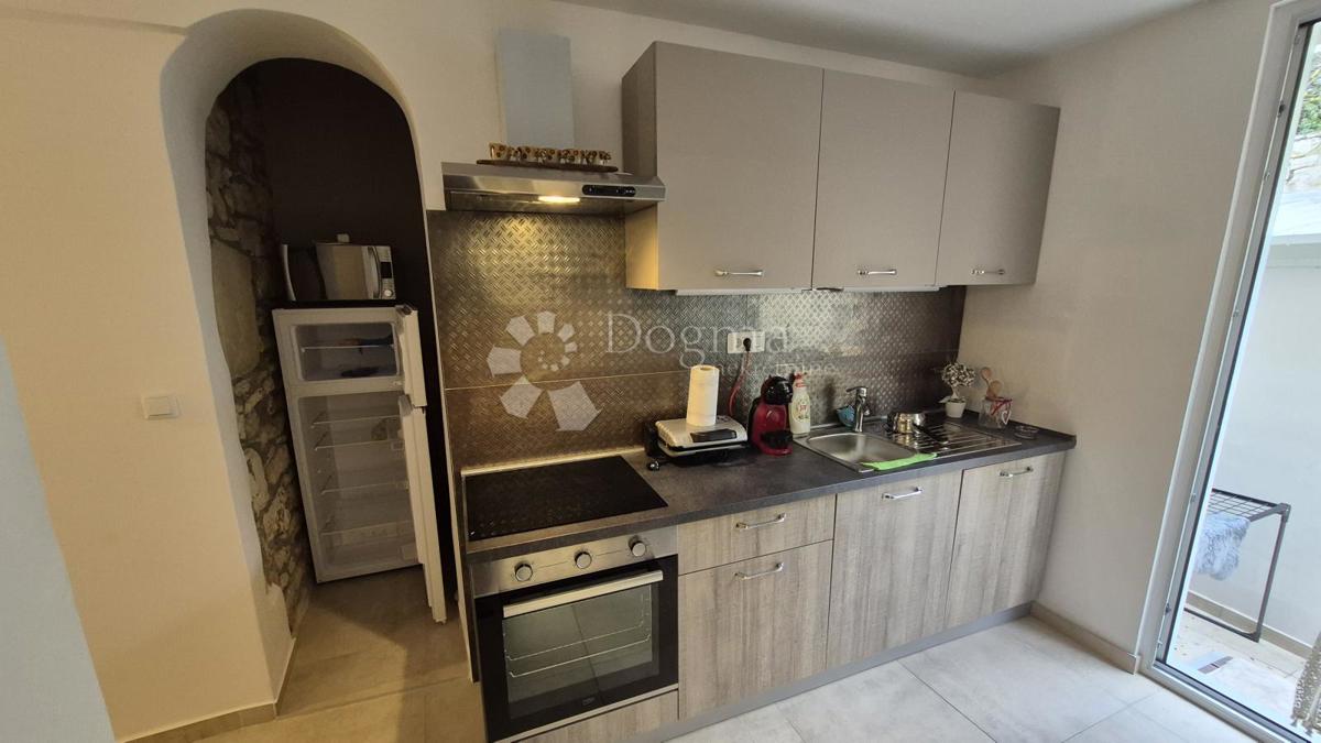 Appartamento vicino alla Facoltà di Economia di Pola, superficie 67,2 m2 con permesso d'uso