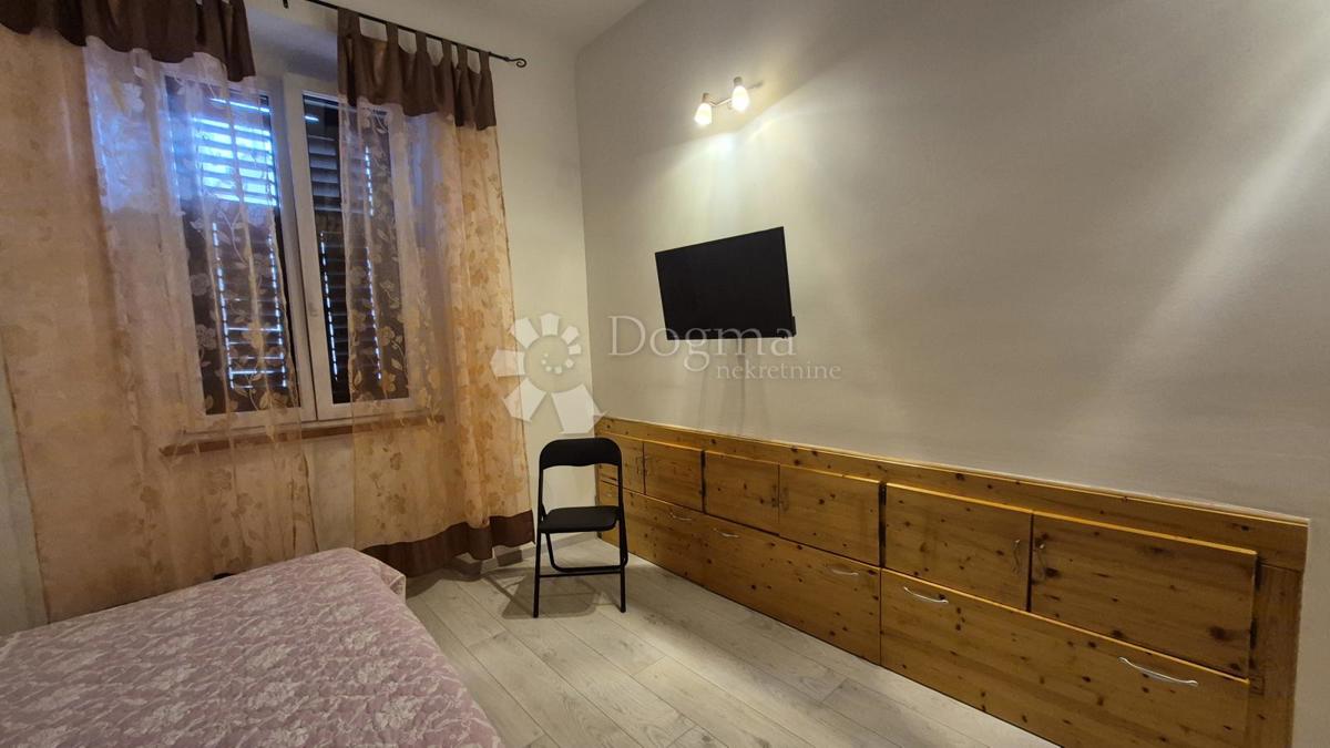 Appartamento vicino alla Facoltà di Economia di Pola, superficie 67,2 m2 con permesso d'uso