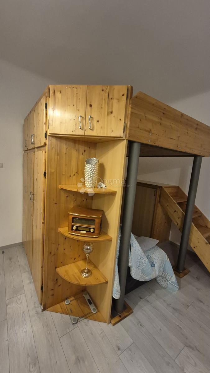 Appartamento vicino alla Facoltà di Economia di Pola, superficie 67,2 m2 con permesso d'uso