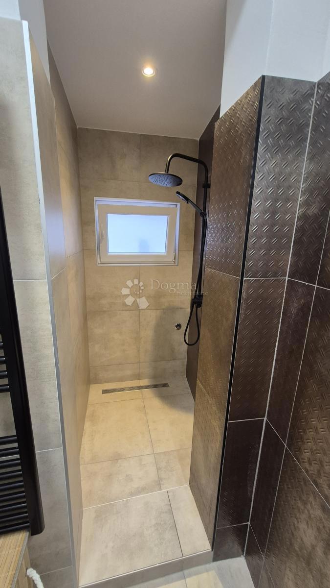 Appartamento vicino alla Facoltà di Economia di Pola, superficie 67,2 m2 con permesso d'uso