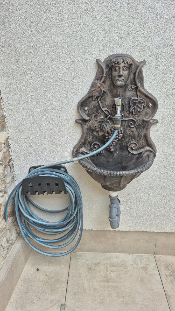 Appartamento vicino alla Facoltà di Economia di Pola, superficie 67,2 m2 con permesso d'uso